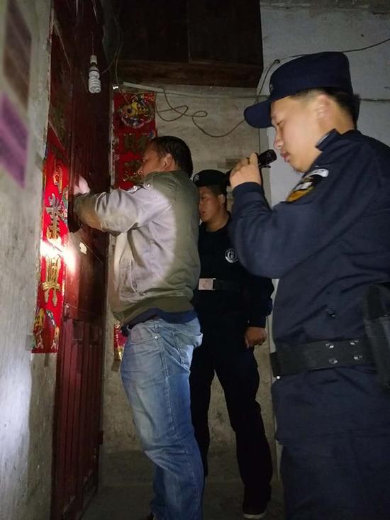 平塘县粗心妈妈误将幼女锁家中 民警全城寻开锁师傅开门