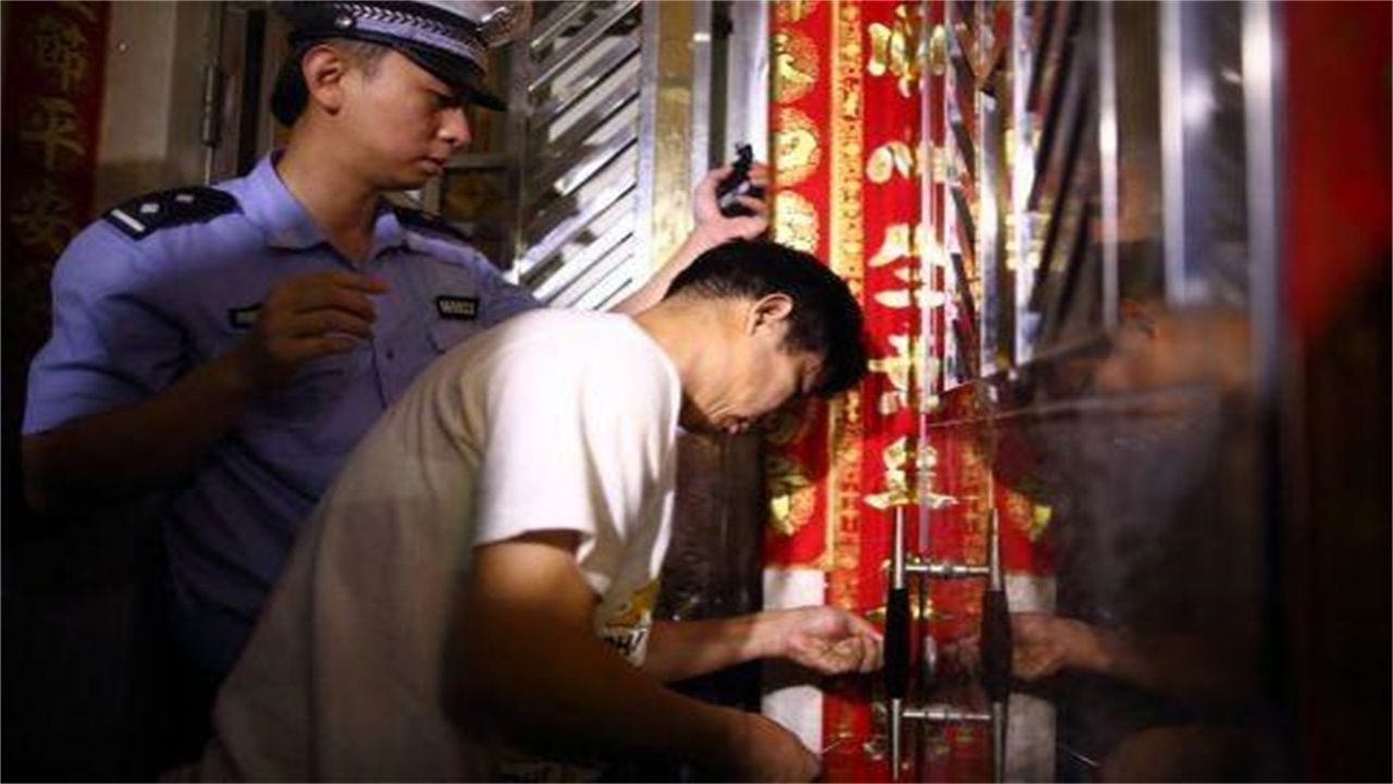 平塘县请开锁师傅开了锁后，师傅为什么一般都不进门，就算主人请也不进去？